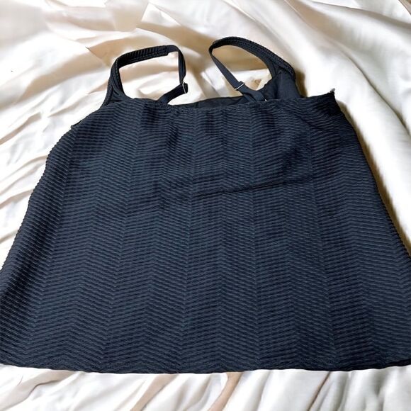 Lands End Solid black textured swim tank with underwire size 16 - Picture 3 of 9